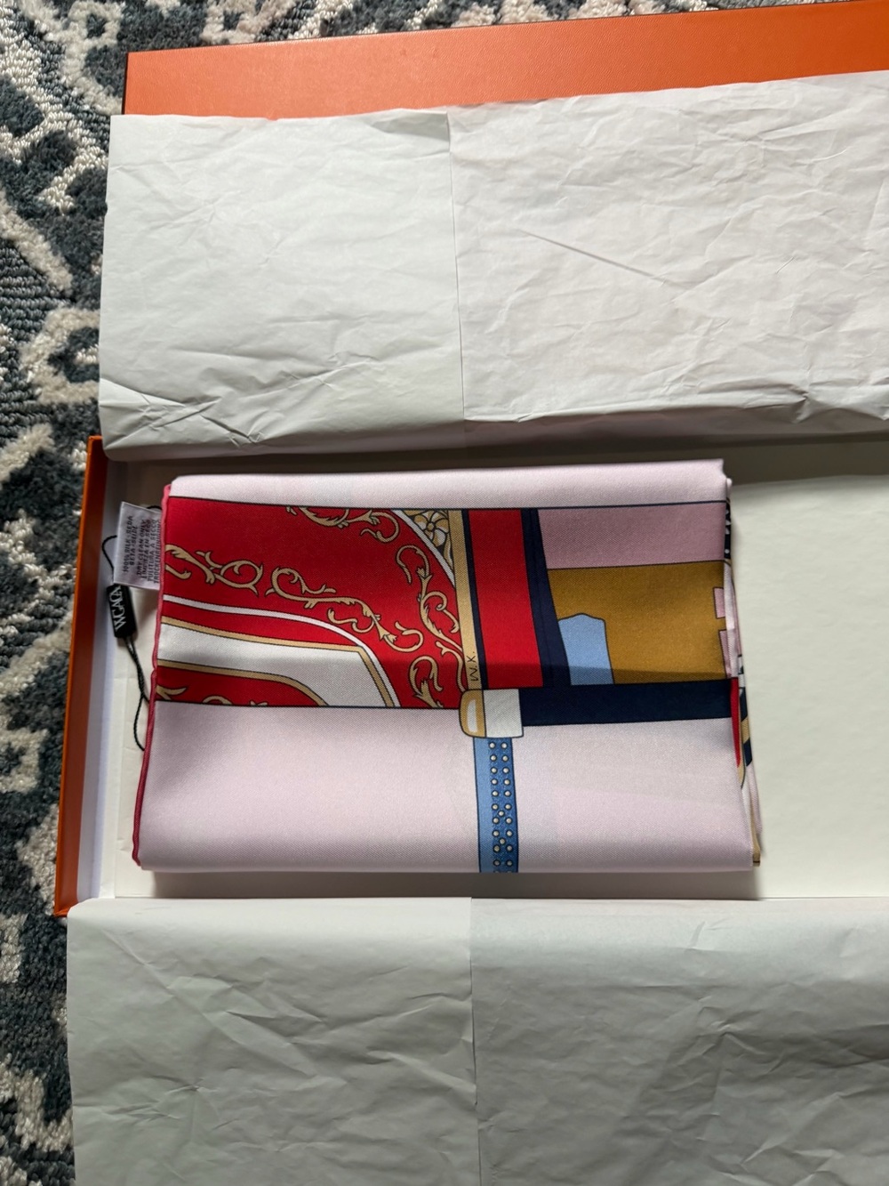 Hermès “La Berline Bayadère” Carré 90 silk scarf - Picture 10 of 11